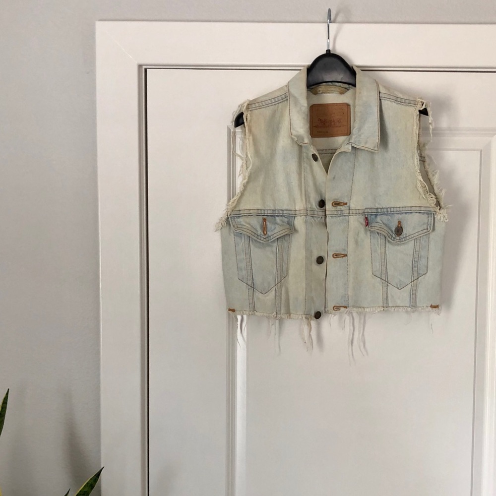 Levi’s Cropped Denim Vest